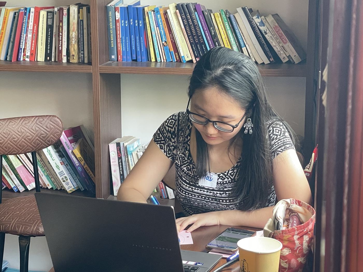 Một người tham dự ghi chép trong buổi thảo luận