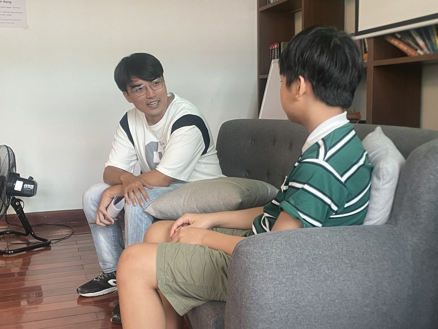 Hai khách mời trò chuyện trong phiên đối thoại