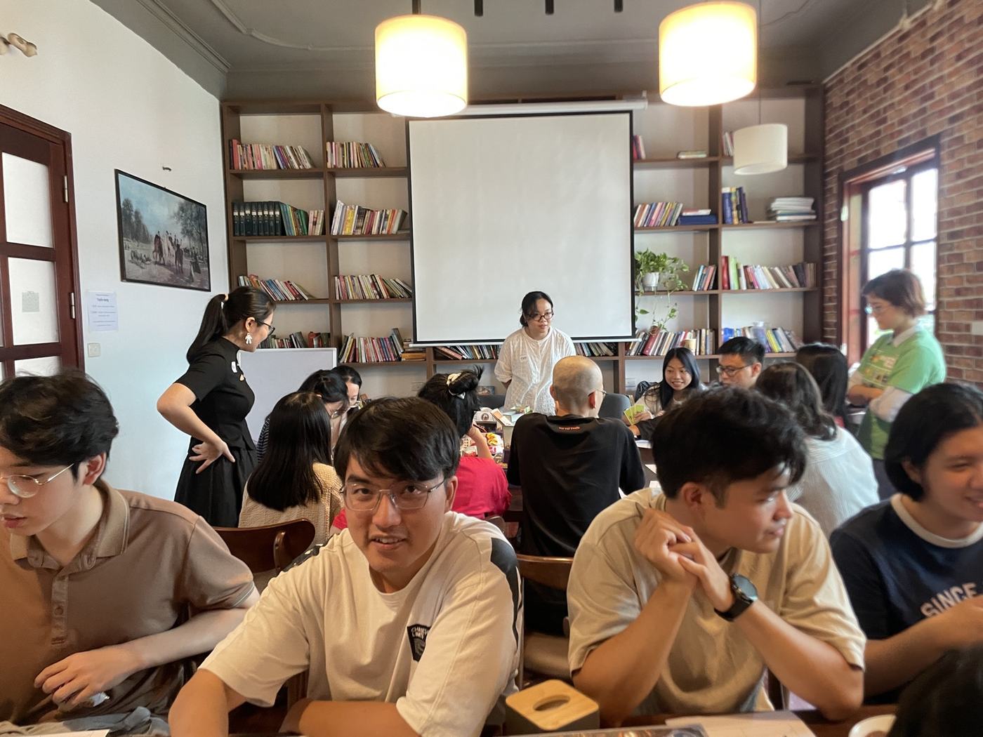 Người tham dự ngồi quanh bàn trong buổi Trí tuệ Tôi tạo #2