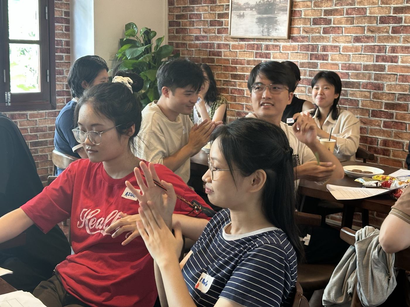 Cả nhóm cùng chơi và thảo luận